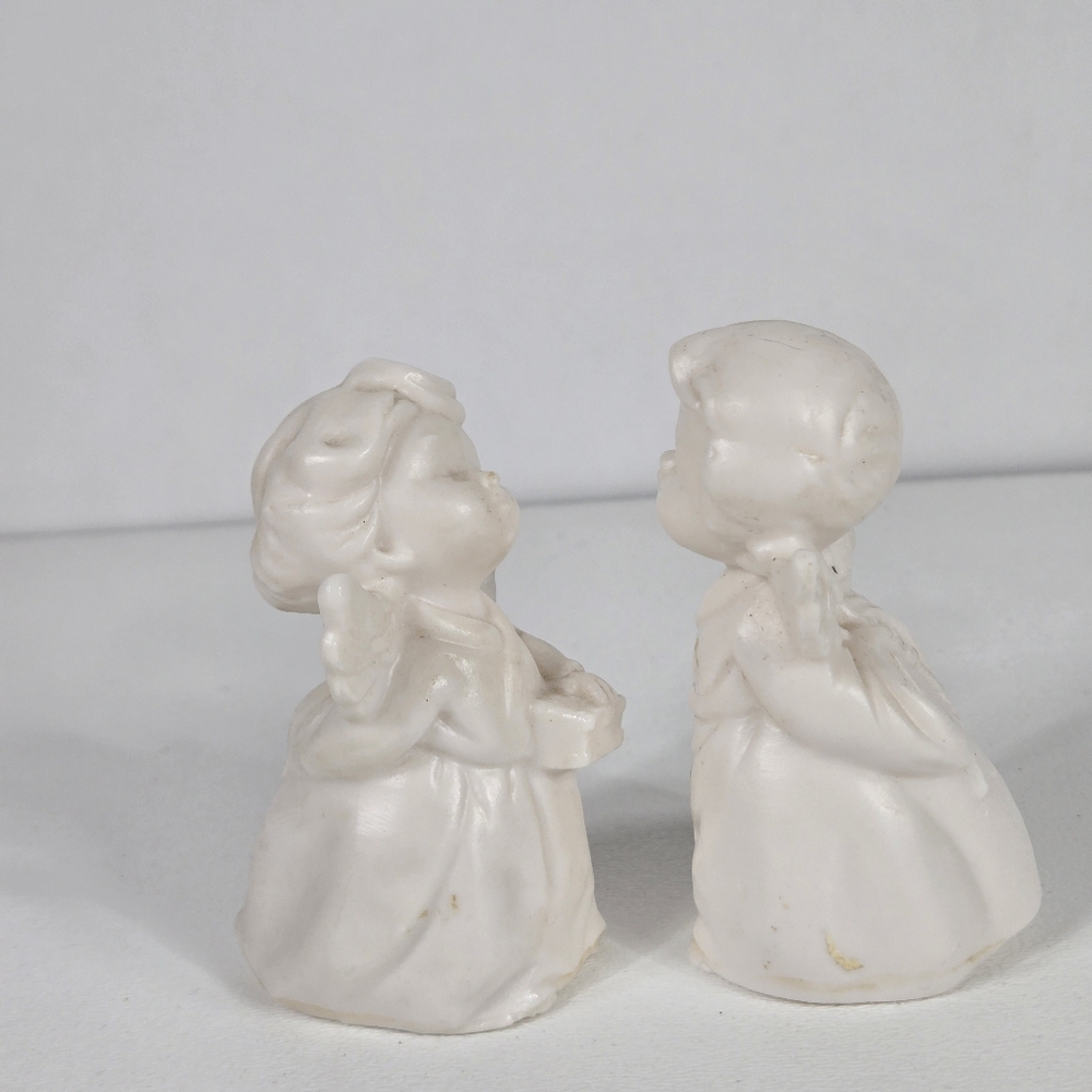 Schmid Brothers Figurine Kissing Angels White Bisque Japan Vintage 1960's 3.75"‎